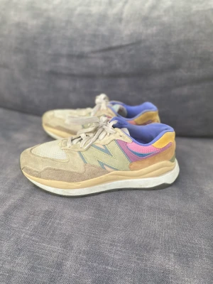 New Balance M5740 Calm taupe - New balance sneakers M5740 Calm taupe storlek 43, inköpta förra året. Säljer på grund av att dom inte har använts på länge. 