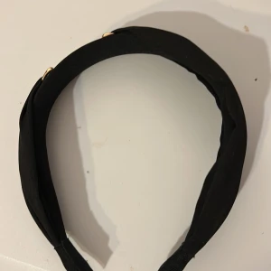 Diadem - Ett svart diadem med guld dekoration. oanvänd, men en gång använd på bilden. 