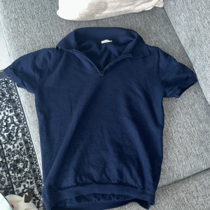 Pikéttröja med dragkedja - Säljer en jättefin pikéttröja med dragkedja från john Henric Sweden. Köpt för ca 800, använd en gång. Dock krymptes den i tvätten från att vara i strl L till S.