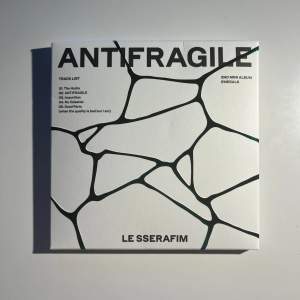 le sserafim antifragile compact (yunjin) version. inclusions på bild 2, inget photocard, chaewon postcard.