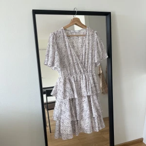 Sommarklänning - Säljer denna super fina sommarklänning från NAKD, köpt här på plick men var tyvärr för stor på mig… mycket bra skick!