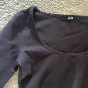 mörklila/svart tröja som knappt är använd, från bik bok 