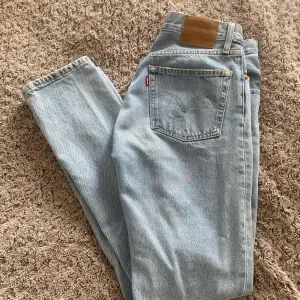 Säljer mina älskade Levis jeans som nu har blivit för små. Det är 501 i den ljusblåa färgen. Väldigt bra skick på dem. Köparen står för frakt/ kan även mötas upp i Stockholm. 