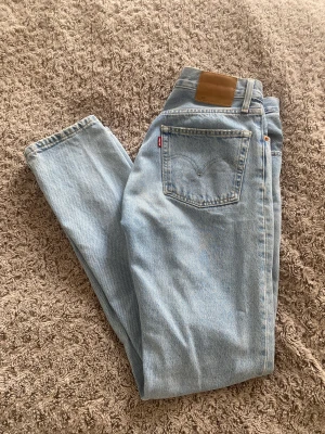 Levis jeans ljusblå  - Säljer mina älskade Levis jeans som nu har blivit för små. Det är 501 i den ljusblåa färgen. Väldigt bra skick på dem. Köparen står för frakt/ kan även mötas upp i Stockholm. 