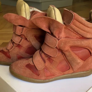 Isabel Marant skor  - Super fina Isabel Marant skor i korall färg! Kartong ingår. Använda och i okej skick, därav priset! Nypris är runt 5000 kr. Skriv gärna ifall du har några frågor eller vill ha fler bilder 💗 