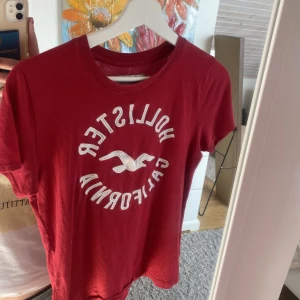 Hollister tröja - Röd hollister t-shirt i storlek s, nyskick! Snygg med shorts eller jeans i sommar ❤️