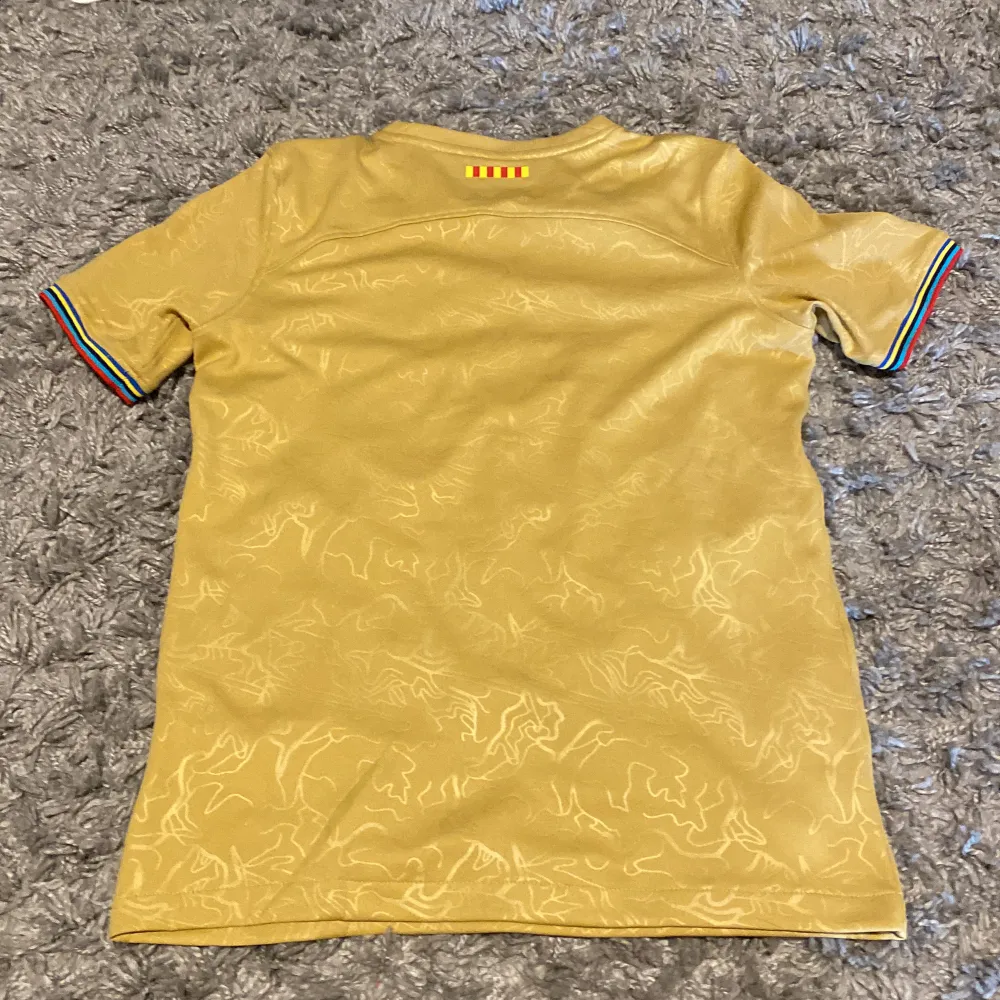 En otroligt snygg Barca tröja som inte kommer till användning längre pga för liten. Den passar perfekt till dig som vill ha den på sommaren. Den är knappt använd , skick 9/10. Den är äkta och köptes på unisports i Stockholm, kvitto följs med. . T-shirts.