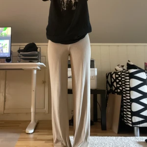 beiga ribbade byxor  - högmidjade, använts mycket men är fortfarande i hyfsat bra skick. 