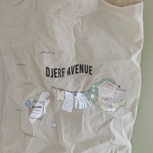 Djerf Avenue Pop Up- Tote Bag  - Exklusiva tote-bagen från Djerf Avenue’s popup i Stockholm 3-4 juni. (Finns ej att köpa på hemsidan)  Har två o därför säljer jag nu ena. 