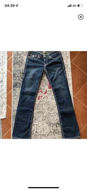 säljer mina true religion jeans i storlek M som är utsvängda ner till