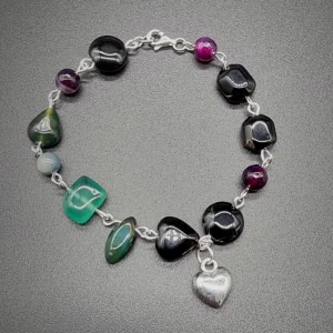 Handgjort armband  - ♡ Material-natursen Turmalin, Ametist, Grön Aventurin,rostfritt stål. Silver lås.Nickel fri. Armbandslängd: 17cm 🌸 