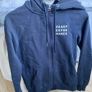 Mörkblå hoodie från peak performance i storlek S. Säljer då den inte kommer till användning. Nypriset låg på runt 1000kr säljer för 200kr. 💕