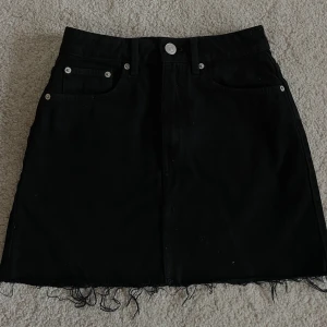 Jeanskjol🖤 - • Svart jeanskjol från Zara • Sparsamt använd • 15:- frakt eller spårbart via postnord/Instabox med nedanstående priser