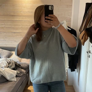 Tröja - Säljer min mintgröna, mjuka/stickade trekvarts armade tröja🤍 Som i nyskick! Säljer pga aldrig andvänt