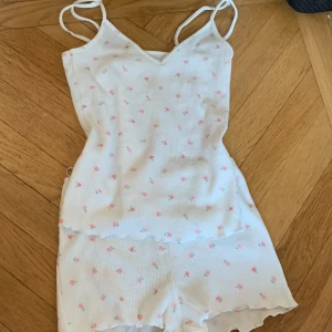 Gullig pyjamas set - Ett gulligt pyjamas set bestående av shorts och linne med små söta blommor på!! Säljer då det ej passar mig…