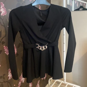 Blus - En svart blus från newyorker med v-ringning i storlek XS. Endast tvättad och testad!