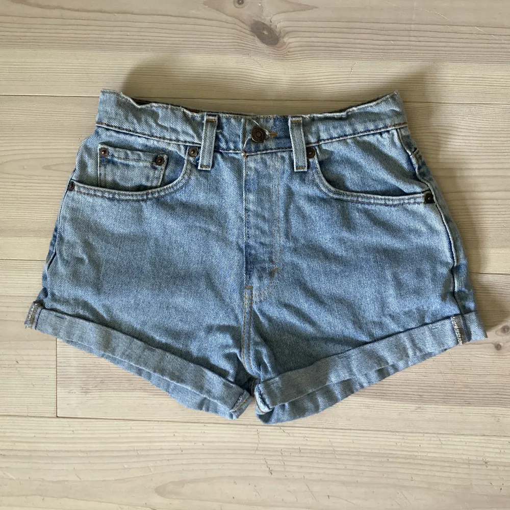 Rensar garderoben! Världens snyggaste jeans shorts från Levis som tyvärr är för små för mig… Midjemåttet är ca 70cm, jag brukar ha storlek 36 så skulle säga att dom passar en 34 perfekt! Modellen heter Classic relaxed tapered ❤️. Shorts.