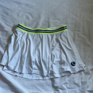 Padel/tennis kjol  - Säljer en fin Björn Borg kjol, använd ca 5 gånger. Väldigt bra skick! storlek 38! 