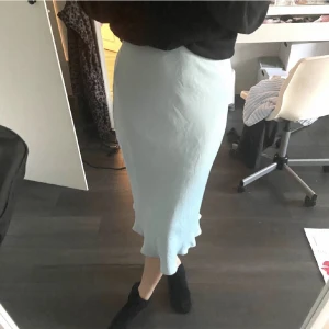 Blå satinkjol  - Blå satinkjol från Bikbok