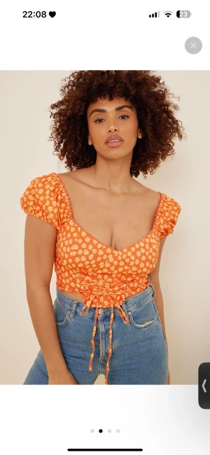 NA-KD x misslisibell  - Har använts 1 gång sen endast hängt i gaderoben eftersom den är för liten,  dragkedja på vänster sida.