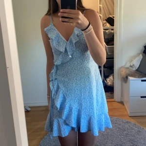 klänning - en sommarklänning köpt ifrån shein! nypris 149kr💙