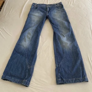 Bootcut jeans  - Jättefina bootcut jeans som är baggy till modell✨ köpta här på Plick för 250 kr. (Lånad bild) 