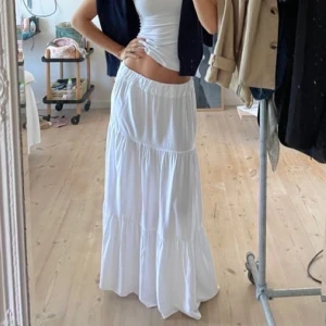 Vit långkjol - Vit långkjol ifrån gina tricot. Aldrig andvänd men tog bort prislappen så kunde inte lämna tillbaka då jag fick en annan❤️Köpare betalar frakt och betalning sker via swish. Ber om ursäkt för fula bilder jag fixar mer om det önskas.