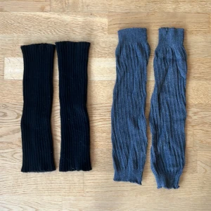 Benvärmare  - Två par benvärmare, ett grått och ett svart. En för 25kr, två för 40kr!   Supersnygga över tights/fishnets och med ett par boots eller loafers. Skriv vid frågor!✨⛓️🌸