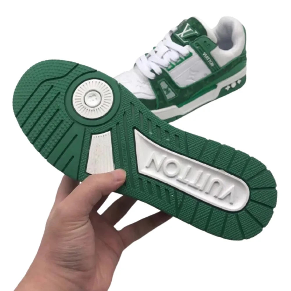 Helt nya LV sneakers som beställs av förfrågan, 1:1 och finns i nästan alla storlekar. Skriv vid funderingar eller annat!. Skor.