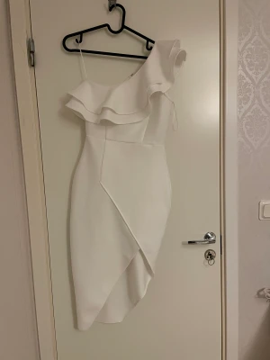 Studentklänning  - Använd bara engång till mottagning. Skit snygg, tjockt material! Exakt som ny. Köpt för 600kr, säljer för 400kr. Storlek 36 men passar som 34 också.