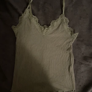 grönt linne med spets <3  - från new yorker, men används inte längre då jag tycker den är lite tight på mig, annars i bra skick!