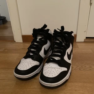 Nike dunk White/Black - Säljer mina dunks eftersom jag inte använt dem så mycket. Jag har använt dem runt 10 gånger bara. Så skicket är  väldigt bra! Nypriset var 1300 men här kan ni buda från 500. Fråga om fler bilder och information privat!