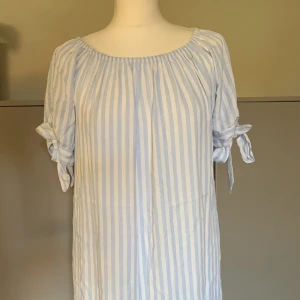 Klänning  - Super fin och lätt klänning i viskos och knytarm.  Lite rakare model med super fin på 