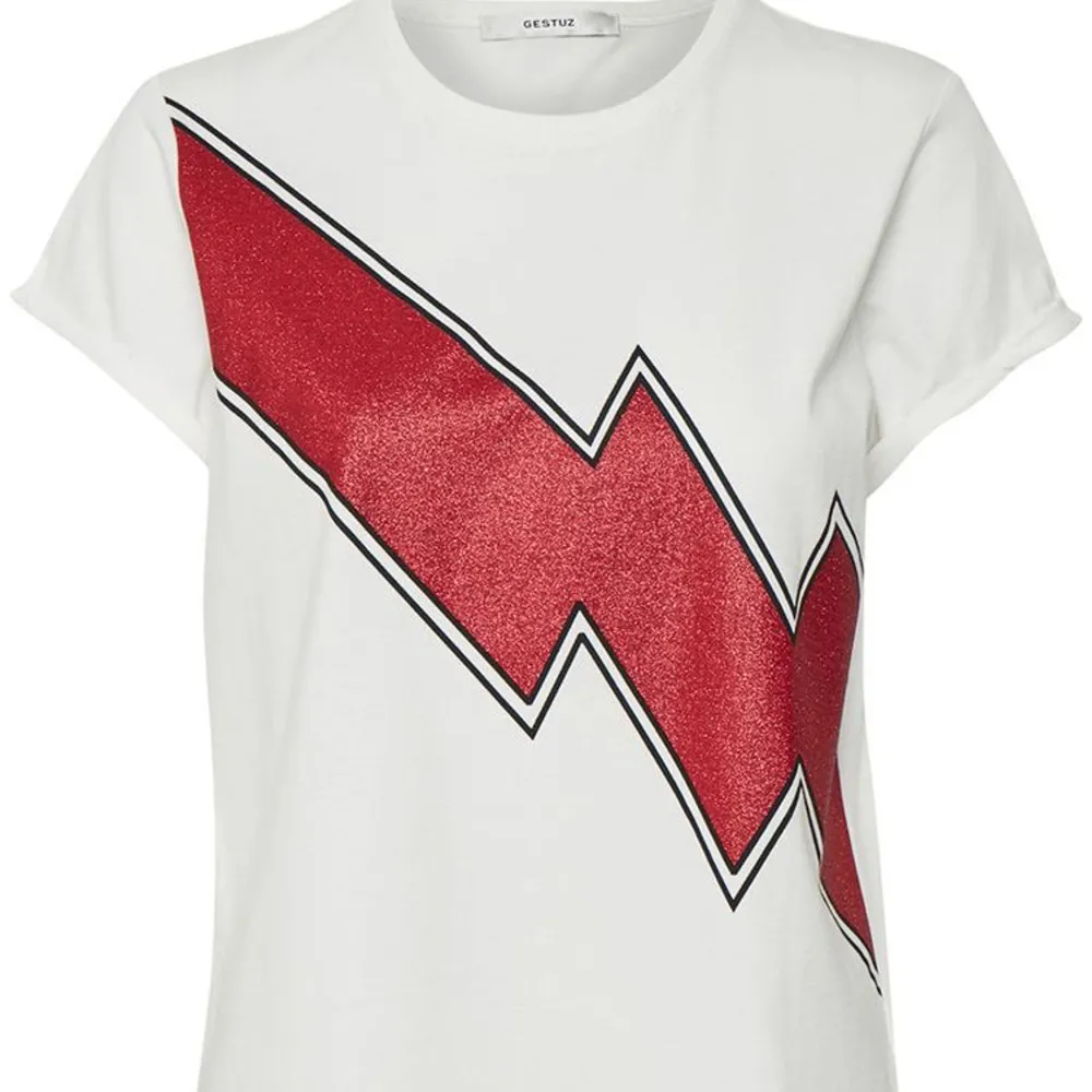 Snygg tshirt med en röd glitter blixt, nästan aldirg använd, ge prisförslag . T-shirts.
