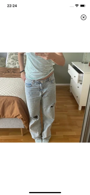 Lågmidjade jeans - Köpte den här några månader sen på H&M. Den sitter ganska så lös och lågmidjad. Den kmr inte till användning längre. 🤍Jag är 162 och de är lite långa på mig, därför har jag trampat sönder lite men det inget allvarligt. skriv gärna om du funderar på nåt🌸