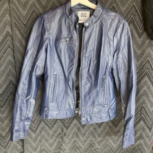 Skinnjacka fuskskinn - Skinnjacka i bra skick, liten repa på ena axeln (se bild). 