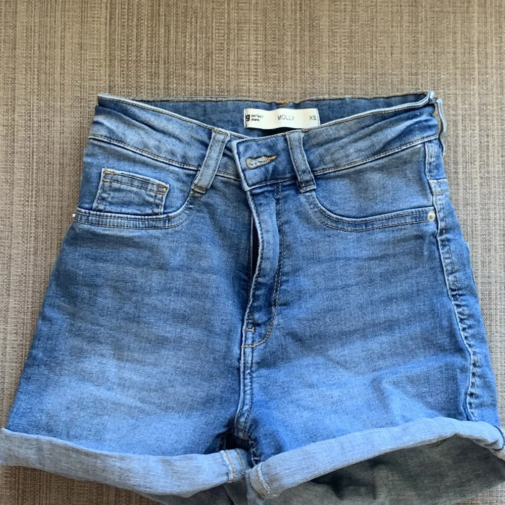 Högmidjade jeansshorts, men kan även vikas till lågmidjat, (se bild). Använda men i bra skick🫶🏻. Shorts.
