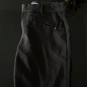Svarta kostymbyxor från ck - Snygga svarta kostymbyxor från ck i storlek S. Köpta i fysisk butik i Usa. 