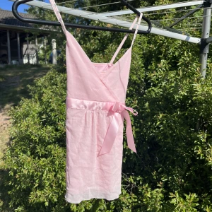 Linne  - Gulligt linne i 158/164 men är som en xs. Köpt second hand men aldrig använd av mig! Kan gå ner i pris vid snabb affär😊