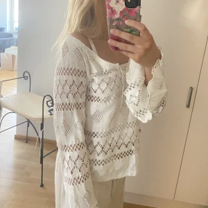 Topp - Virkad tröja🤍säljer bara vid bra pris! Finns ingen liknande, den är så jäkla söt🤍🤍🤍 