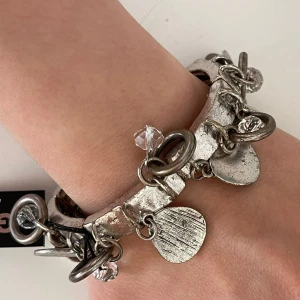 Silvrigt armband - Helt ny! Silvrigt armband från märket Gemini. Nypris: 200kr. Jag säljer för 65kr. 💕