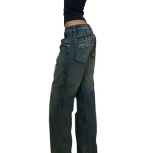 lågmidjade baggy jeans - jättefina baggy jeans från G-Star Raw, mycket bra skick. Storlek 34, jag är 176cm. Midjemåttet är 40cm rakt över och innerbenslängden 80cm. Använd gärna köp nu :) o har du någon fråga är det bara att skicka ett meddelande.