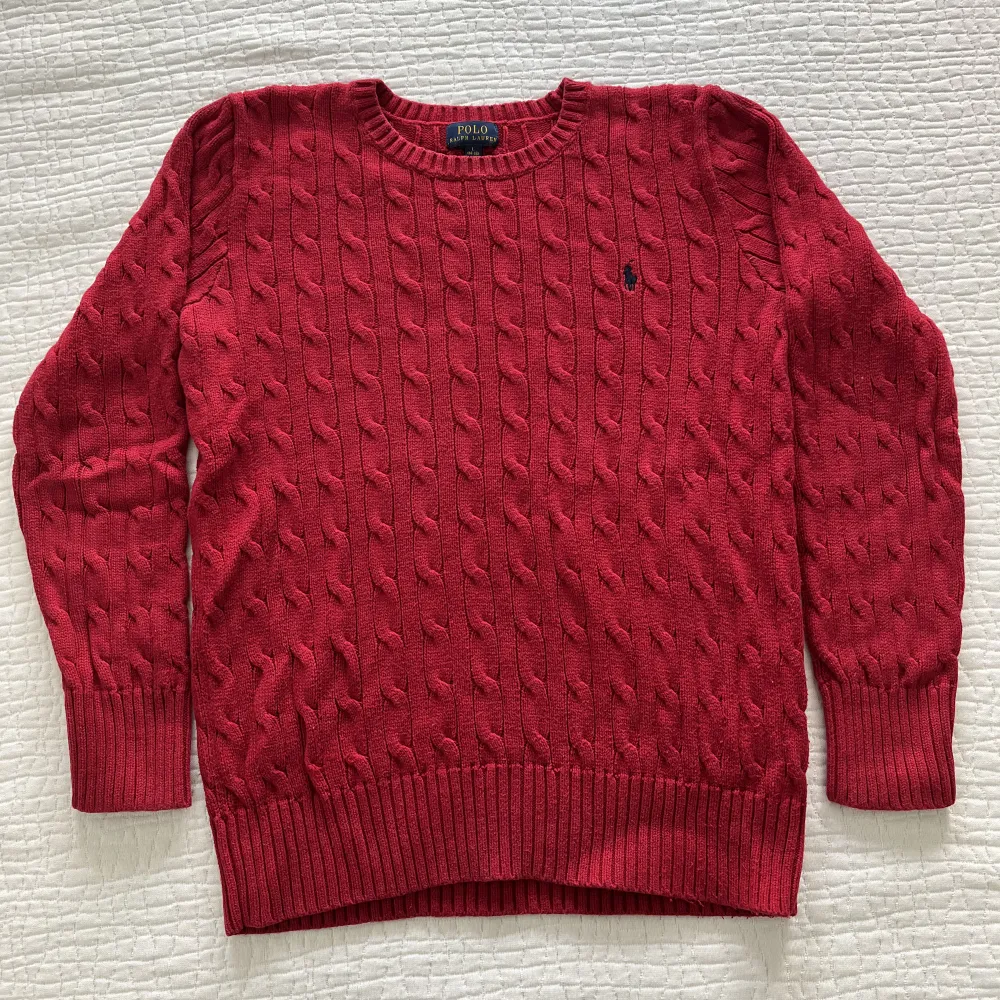 En kabelstickad tröja från Ralph Lauren i bra skick! Storleken är i barnstorleken L (14-16Y), motsvarar nog en XS.. Stickat.