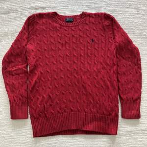 En kabelstickad tröja från Ralph Lauren i bra skick! Storleken är i barnstorleken L (14-16Y), motsvarar nog en XS.