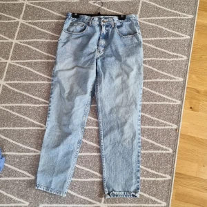 Jeans  - Ljusblåa jeans byxor  Storlek 30/34 Red cheif  Lite smutsiga och går inte bort i tvätten  