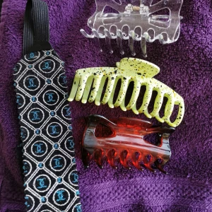 Hår saker nya - Större klämmor och hårband chanel 20 kr st 