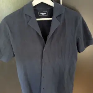 Säljer nu en kortärmad skjorta från dressman i storlek small. 