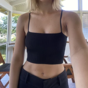 Linne/croptop från Monki - Gulligt linne från Monki med spaghetti straps