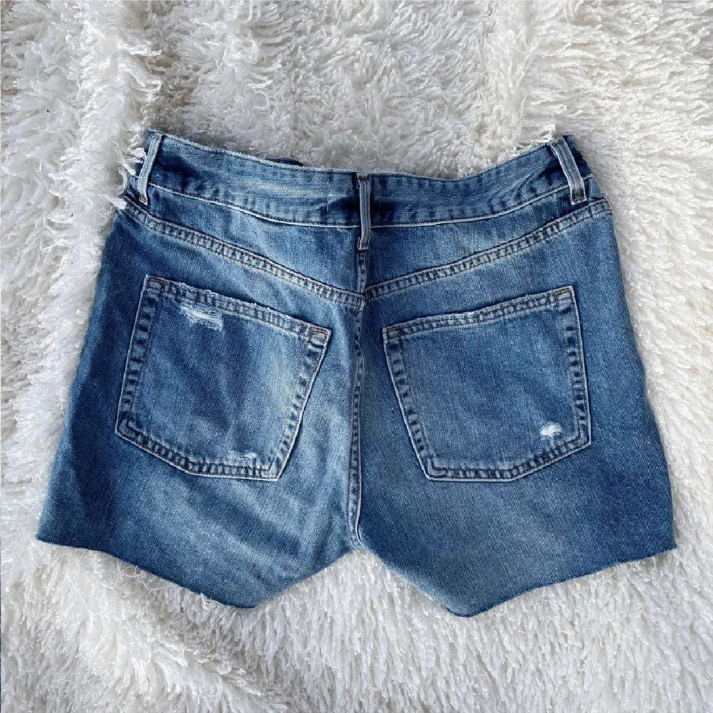 Helt oanvända jeans shorts från H&M💛 i storlek 36. Shorts.