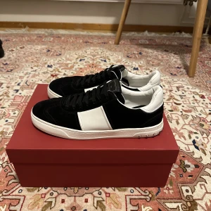 Valentino Flycrew - Valentino Flycrew, EU 42 (passar 42-43.5). Toppen skick (avgör själv), alla nitar kvar. Det som ingår är skor, box och dust bags. Köp nu för 5500 kr. Kontakta mig vid frågor eller funderingar!